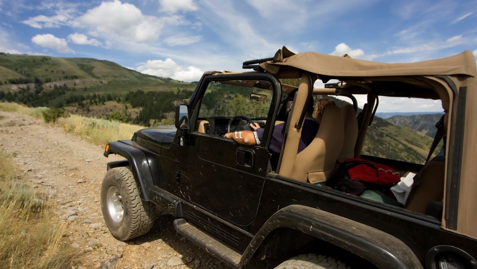 Read more about the article Protecting Your Gear and Luggage in the Jeep Wrangler Bed: Essential Tips